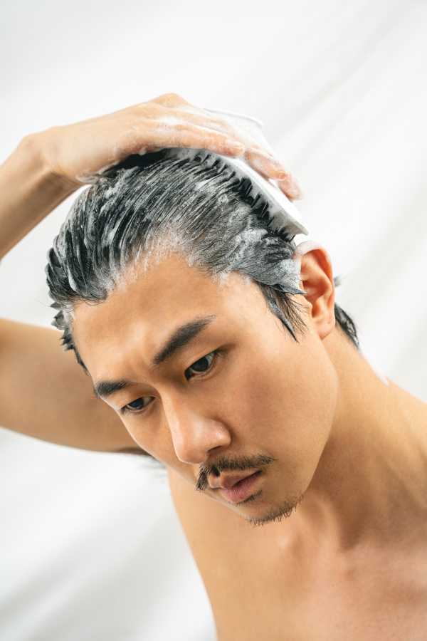 cosmetici uomo shampoo spazzola